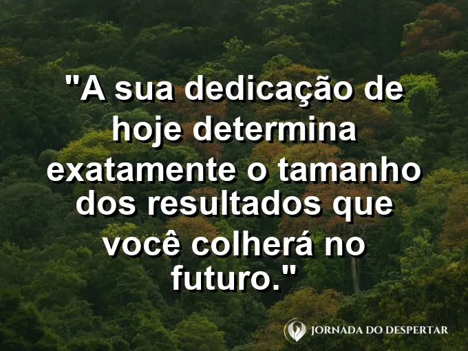 Mãos cuidadosas plantando uma pequena semente em um vaso de cerâmica com terra preta e fértil.