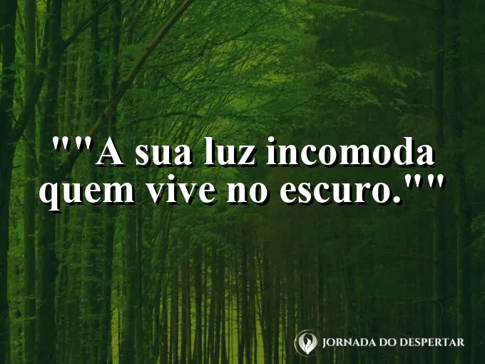 Uma lanterna acesa em uma caverna escura.