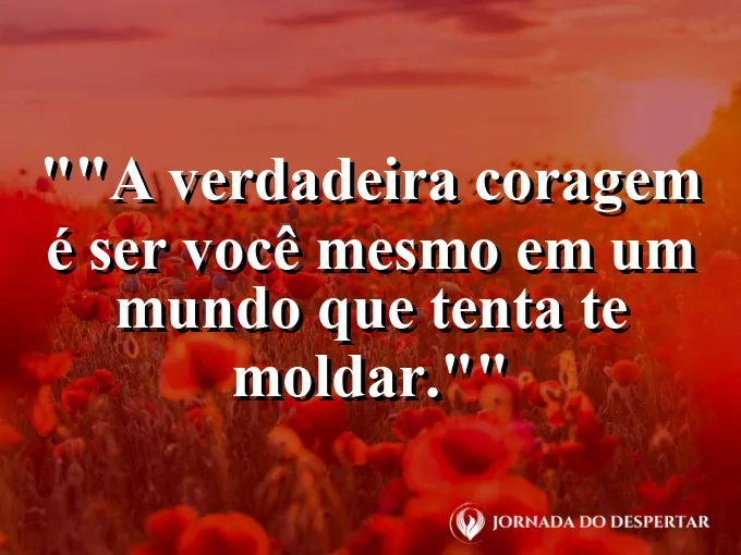 Um peixe colorido nadando contra a correnteza de peixes cinzas.