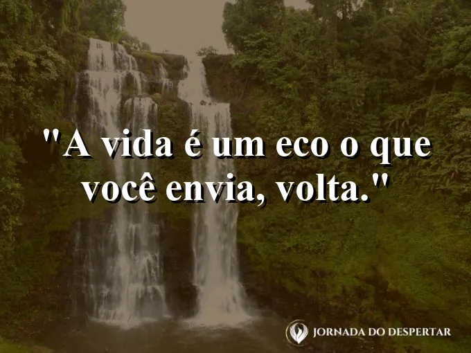 Montanhas refletidas perfeitamente em um lago espelhado.