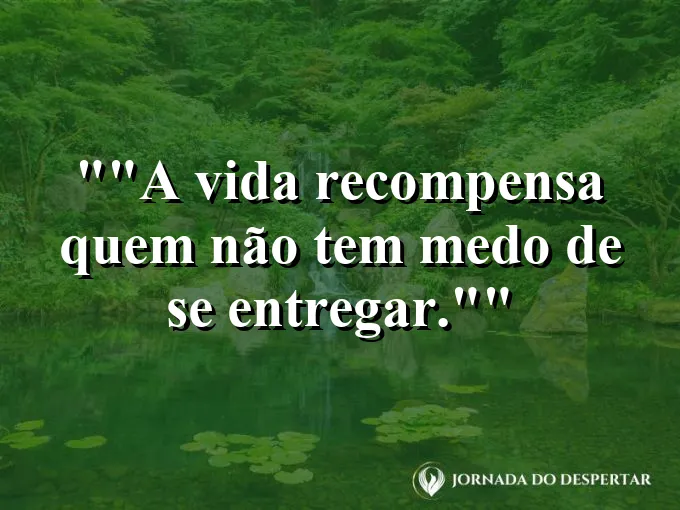 Alguém saltando de braços abertos em direção ao mar.