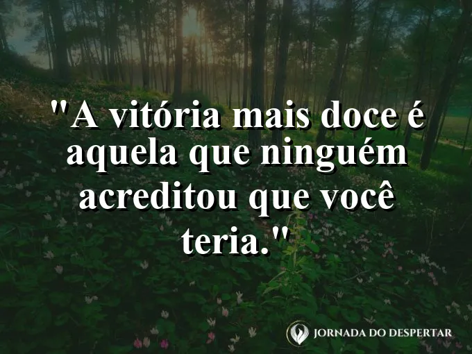 Pessoa erguendo um troféu em meio a uma multidão.