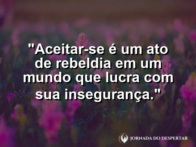 Pessoa sorrindo para o espelho ignorando revistas de moda.