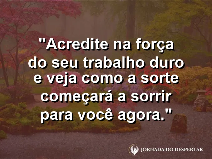 Uma ferradura de ouro sobre uma mesa de carvalho rústica cercada por ferramentas de trabalho antigas e bem cuidadas.