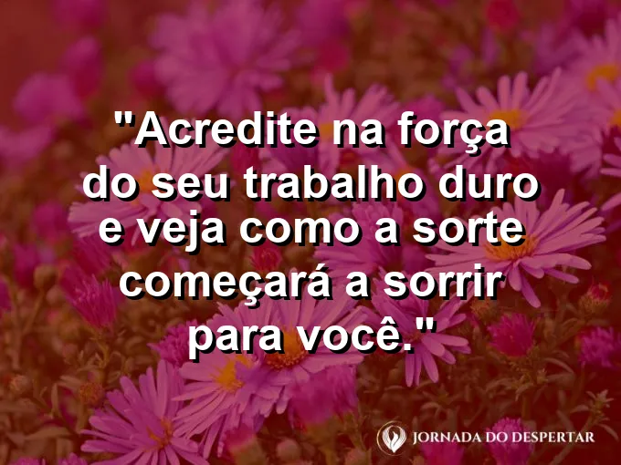 Uma ferradura de ouro sobre uma mesa de carvalho rústica cercada por ferramentas de trabalho antigas e muito bem cuidadas.