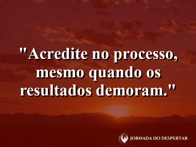 Pequeno broto verde saindo de uma terra escura e úmida.