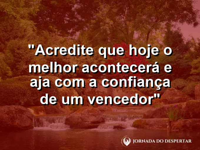 Pessoa comemorando com braços erguidos em frente ao mar durante o nascer do sol dourado.
