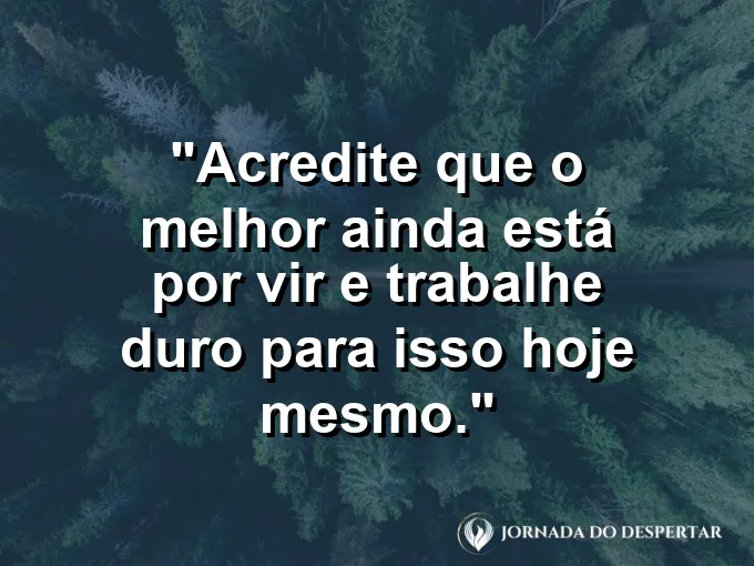 O nascer do sol visto através das janelas de vidro de um arranha-céu moderno em uma metrópole vibrante.