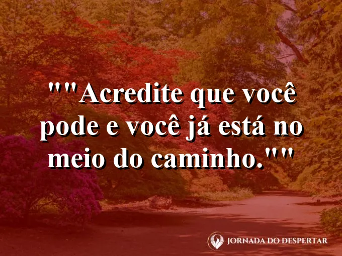 Pessoa sorrindo para o horizonte durante o pôr do sol.