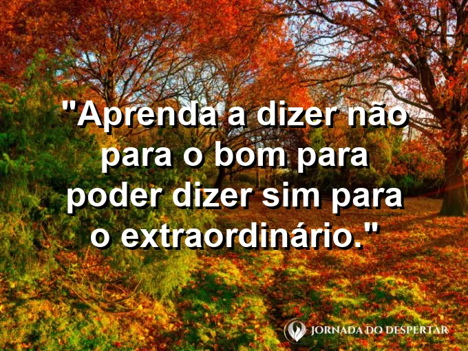 Uma porta se fechando para um escritório comum enquanto outra se abre para uma paisagem de sucesso e luz.