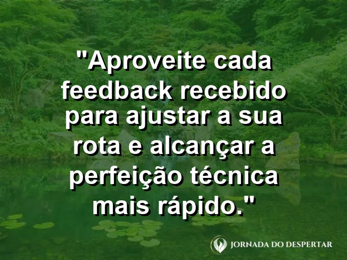 Uma pessoa ajustando as velas de um barco em um mar calmo sob a luz do sol poente.