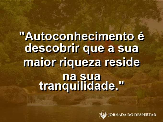 Pessoa sentada no topo de uma colina respirando fundo e sorrindo.