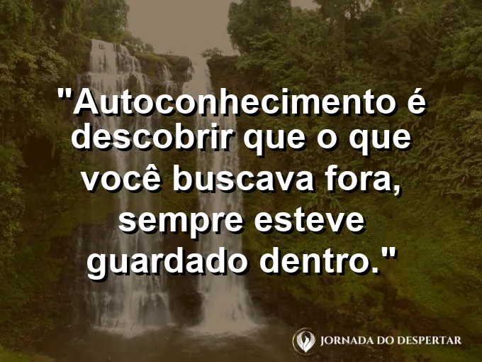 Cofre antigo de madeira aberto revelando uma luz dourada.