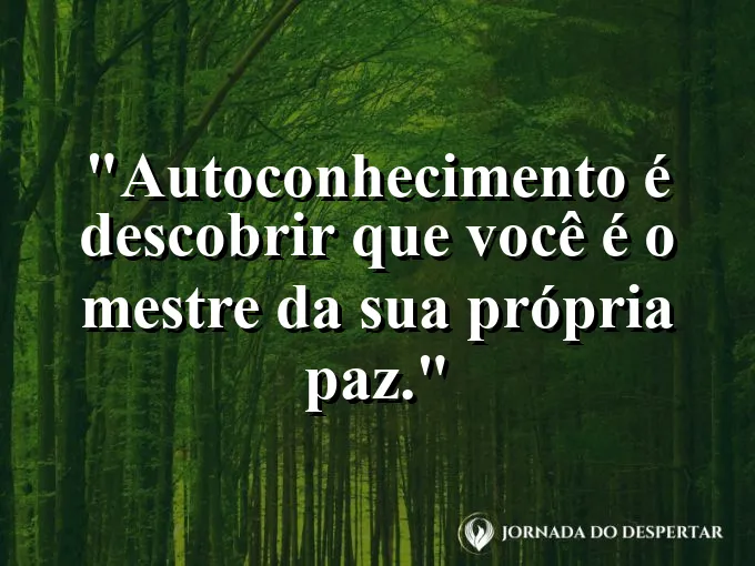Uma pessoa meditando em meio a uma rua movimentada e desfocada.