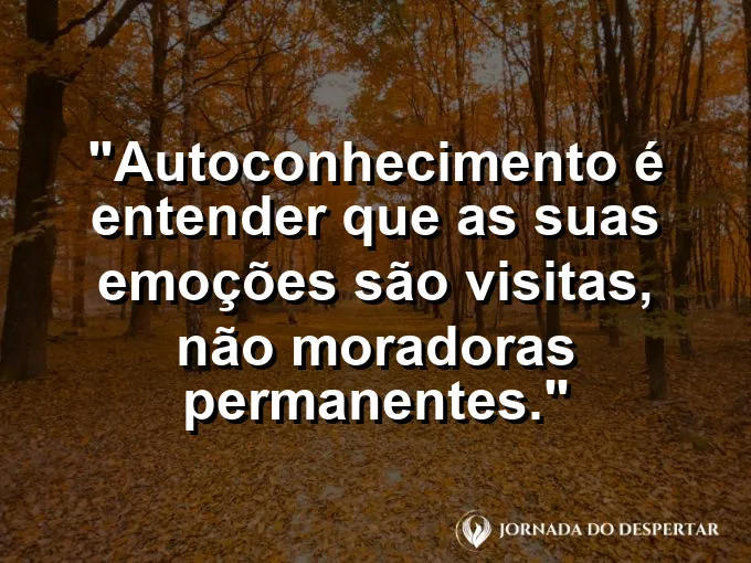 Nuvens passageiras cruzando um céu de azul intenso.