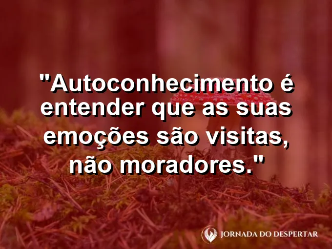 Nuvens passageiras cruzando um céu de azul profundo.
