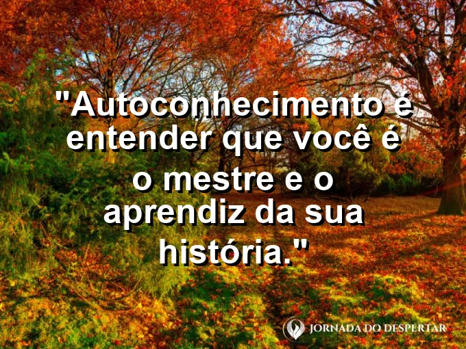 Livro aberto com páginas em branco sendo escritas à mão.