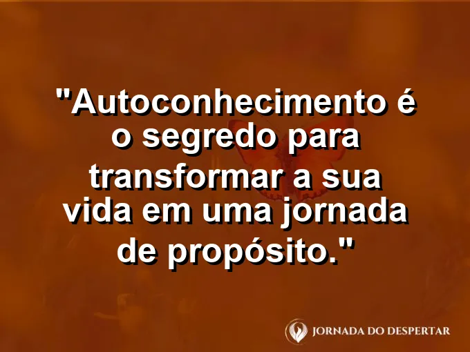 Arquiteto desenhando planos sobre uma mesa iluminada e clara.