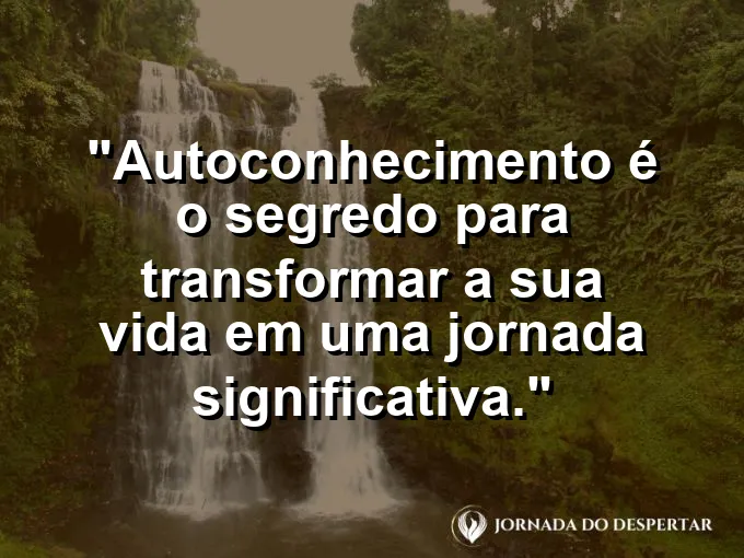 Um arquiteto desenhando planos sobre uma mesa iluminada e clara.