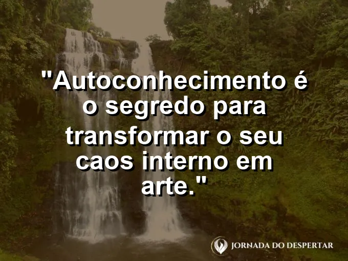 Um pote de cerâmica com rachaduras preenchidas por ouro líquido.