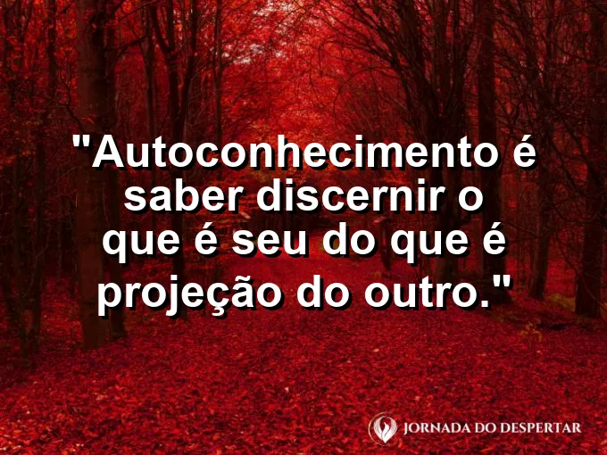 Pessoa separando pedras coloridas de pedras cinzas em cestas.