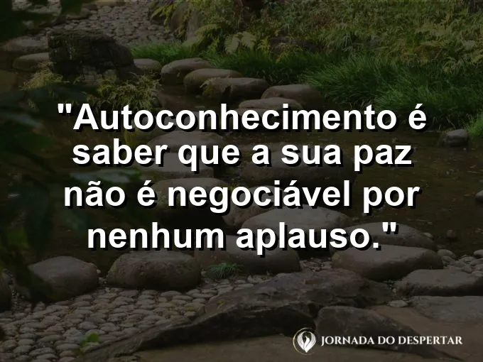 Pessoa meditando em um topo de montanha ao amanhecer.