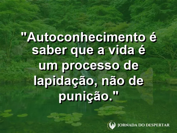 Diamante bruto sendo lapidado sob um feixe de luz nítida.