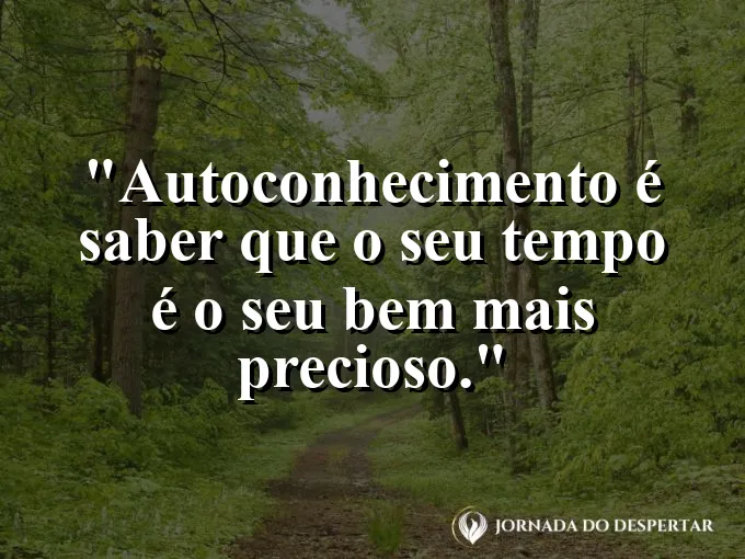 Uma ampulheta de cristal com areia dourada sob luz solar.