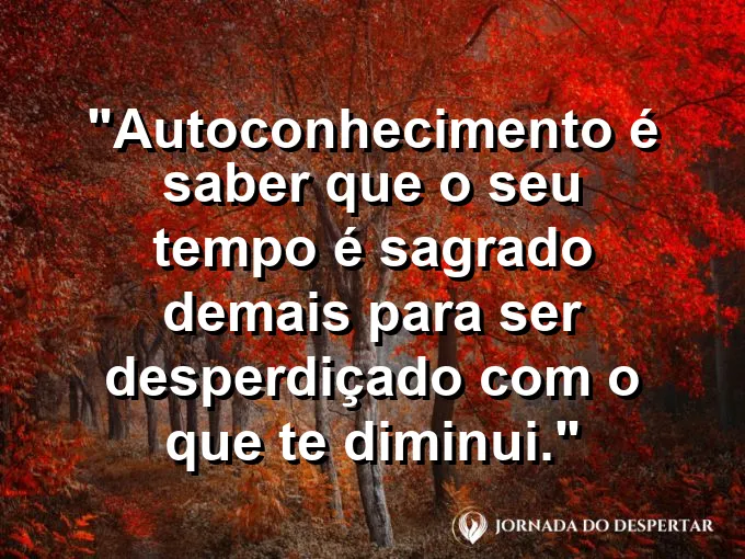 Uma ampulheta de cristal com areia que brilha como ouro.