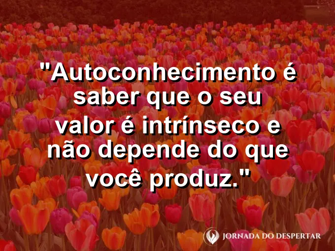 Uma pessoa deitada na grama observando o movimento das nuvens.