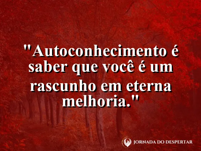 Mãos desenhando com carvão em um bloco de papel artístico.