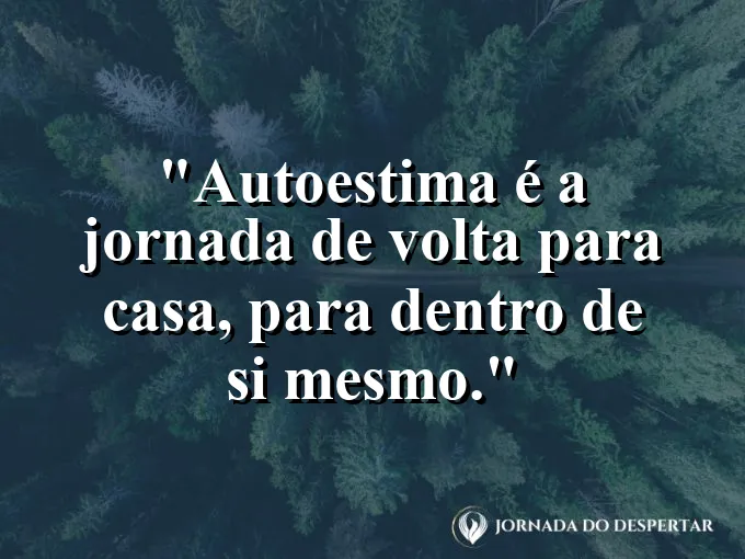 Uma porta de madeira acolhedora com uma luz quente saindo pelas frestas.