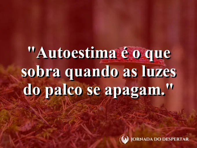 Lâmpada de mesa acesa em uma biblioteca silenciosa à noite.