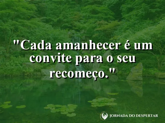 Sol surgindo na linha do horizonte sobre o mar calmo.