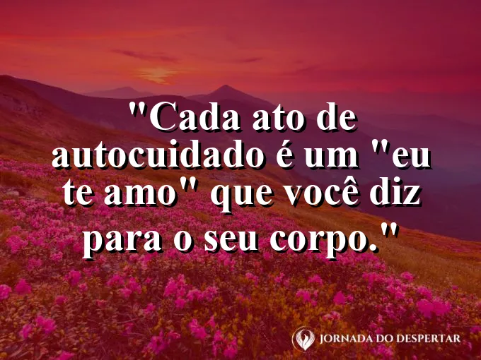 Uma xícara de chá fumegante ao lado de uma flor colhida.