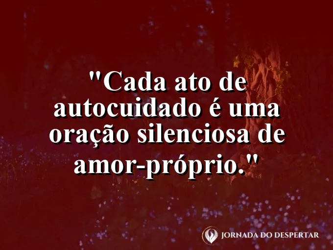 Uma xícara de chá fumegante ao lado de um livro e uma flor.