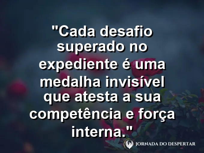 Uma medalha de ouro brilhante sobre uma mesa de madeira escura com ferramentas de desenho técnico e arquitetura ao lado.