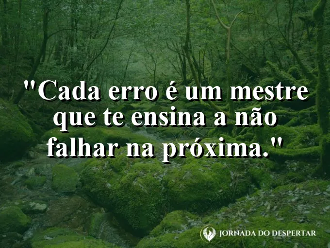 Alguém analisando um projeto com marcas de correções a lápis.
