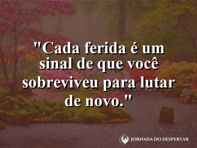 Close de uma escultura de pedra com marcas do tempo.