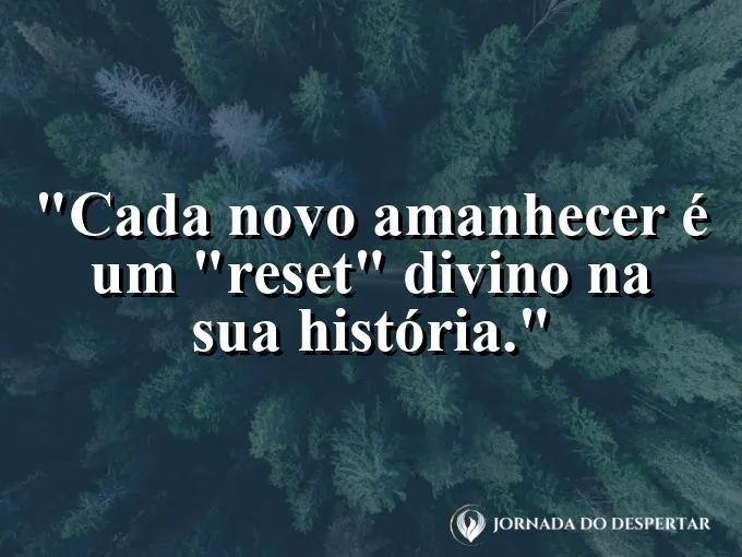 Sol nascendo entre nuvens rosadas no horizonte da cidade.