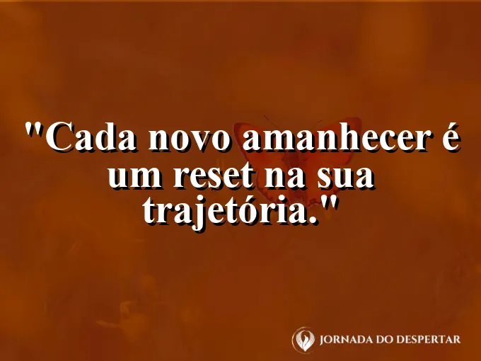 Sol nascendo entre nuvens douradas no horizonte do mar.