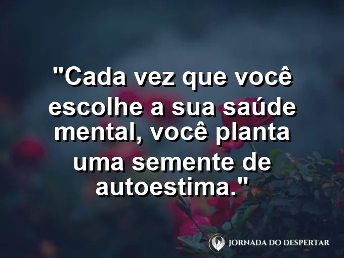 Mão colocando uma pequena muda em solo fértil e iluminado.