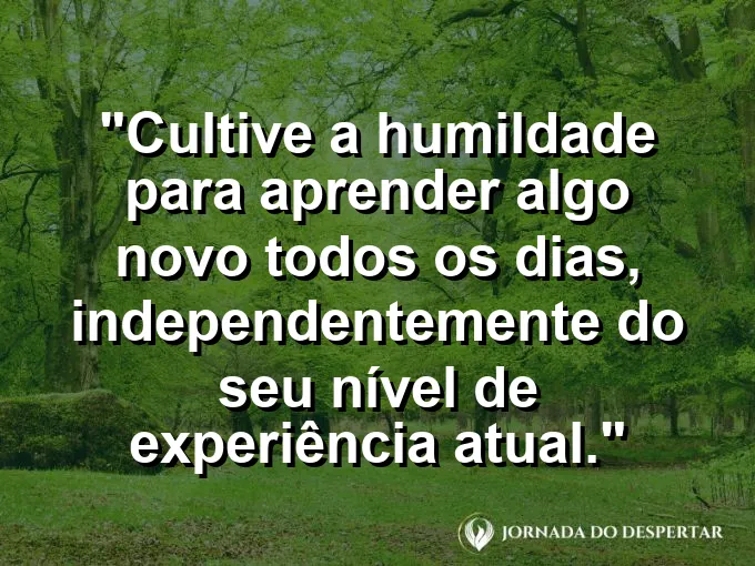 Um livro aberto ao lado de um laptop moderno com uma xícara de café fumegante em destaque na mesa.