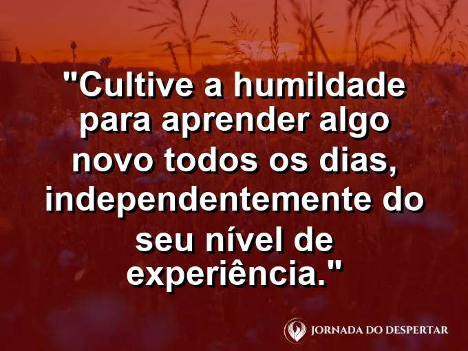 Um livro aberto ao lado de um laptop moderno com uma xícara de café fumegante em destaque na mesa.