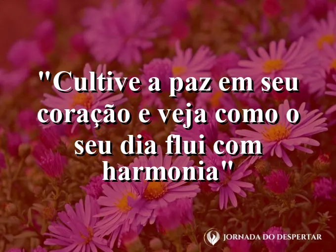 Superfície de um lago perfeitamente espelhado refletindo o céu azul claro durante o amanhecer de hoje.