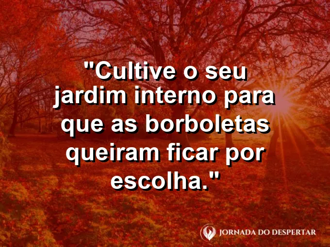 Borboleta pousada em uma mão que segura uma flor.