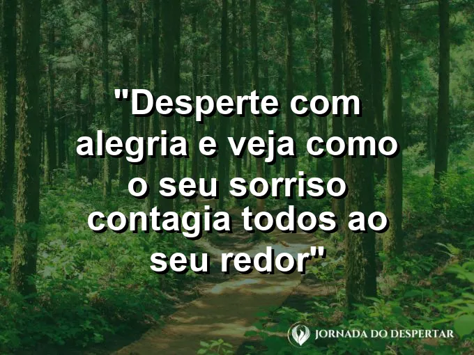 Rosto de uma mulher jovem sorrindo feliz enquanto segura uma xícara de café bem quente.