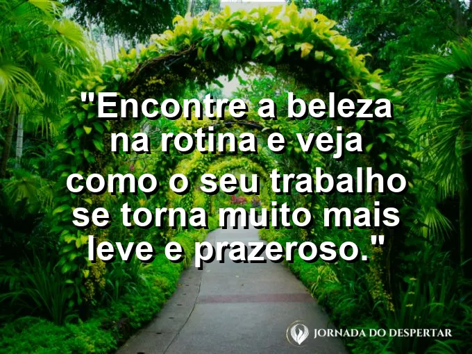 Uma xícara de café com a espuma em formato de coração ao lado de um notebook em uma mesa colorida.