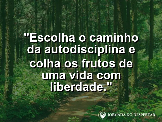 Chave antiga sobre uma mesa de madeira com frase sobre disciplina.