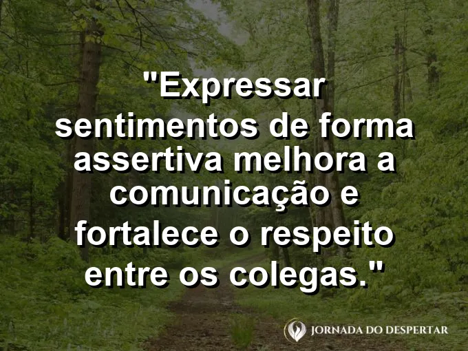 Profissional falando com clareza em uma apresentação com frase sobre assertividade.